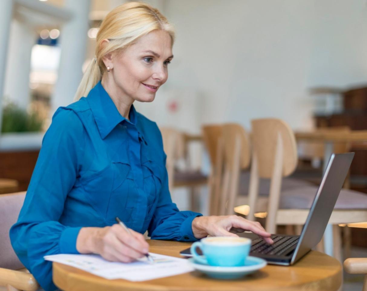 Professionelle Finanzberatung und Szenariomodellierung in modernem Büroumfeld